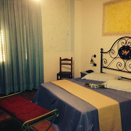 Hotel Oasi Da Paolo Кастеллуццо Экстерьер фото