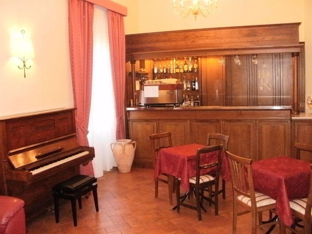 Hotel Oasi Da Paolo Кастеллуццо Ресторан фото
