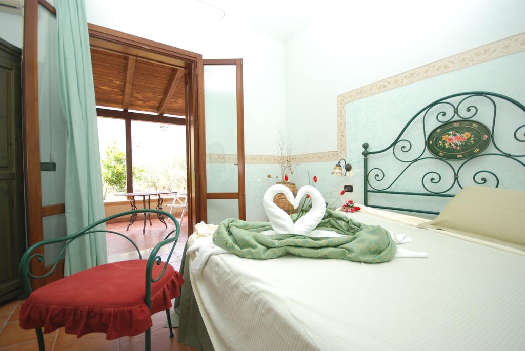 Hotel Oasi Da Paolo Кастеллуццо Экстерьер фото